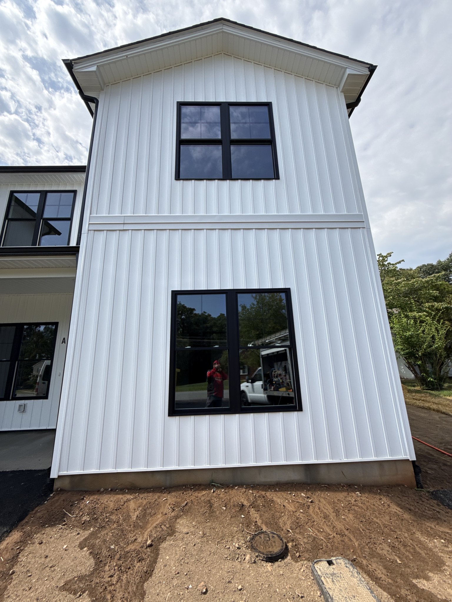 Clean vertical siding on the end unit after low-pressure treatment and rinse